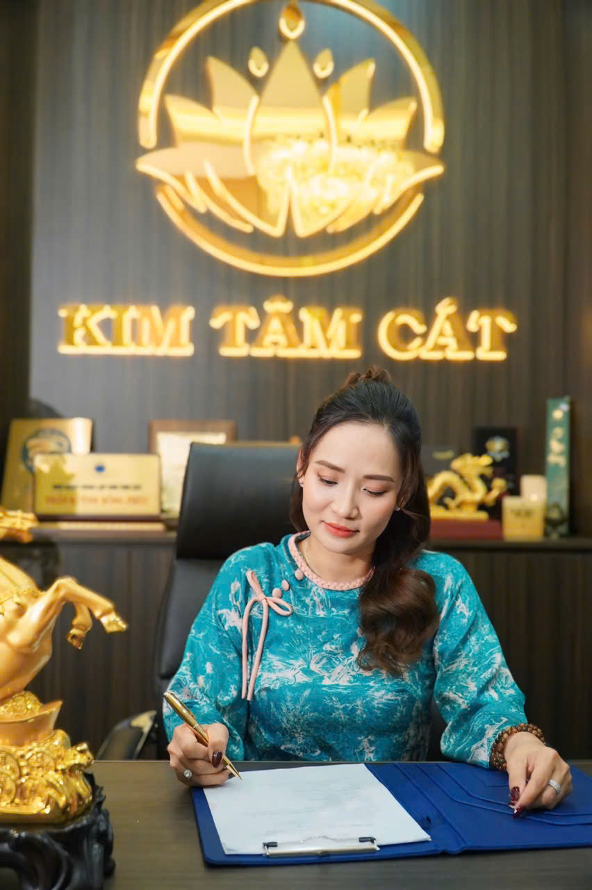 Lưu Mộng Đào làm việc tại văn phòng Kim Tâm Cát