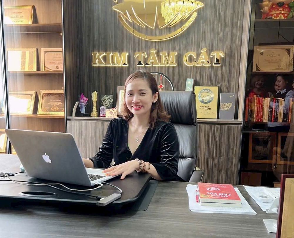 Lưu Mộng Đào tại văn phòng Kim Tâm Cát