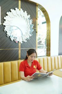 Lưu Mộng Đào đọc tài liệu để chuẩn bị nội dung.