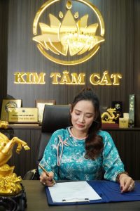 Lưu Mộng Đào chuẩn bị nội dung tại bàn làm việc.