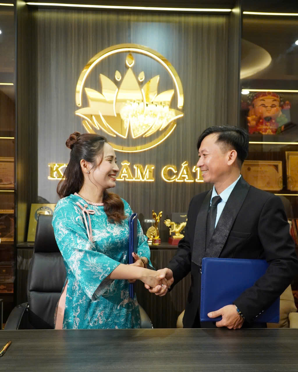 Lưu Mộng Đào giao lưu tại văn phòng Kim Tâm Cát.