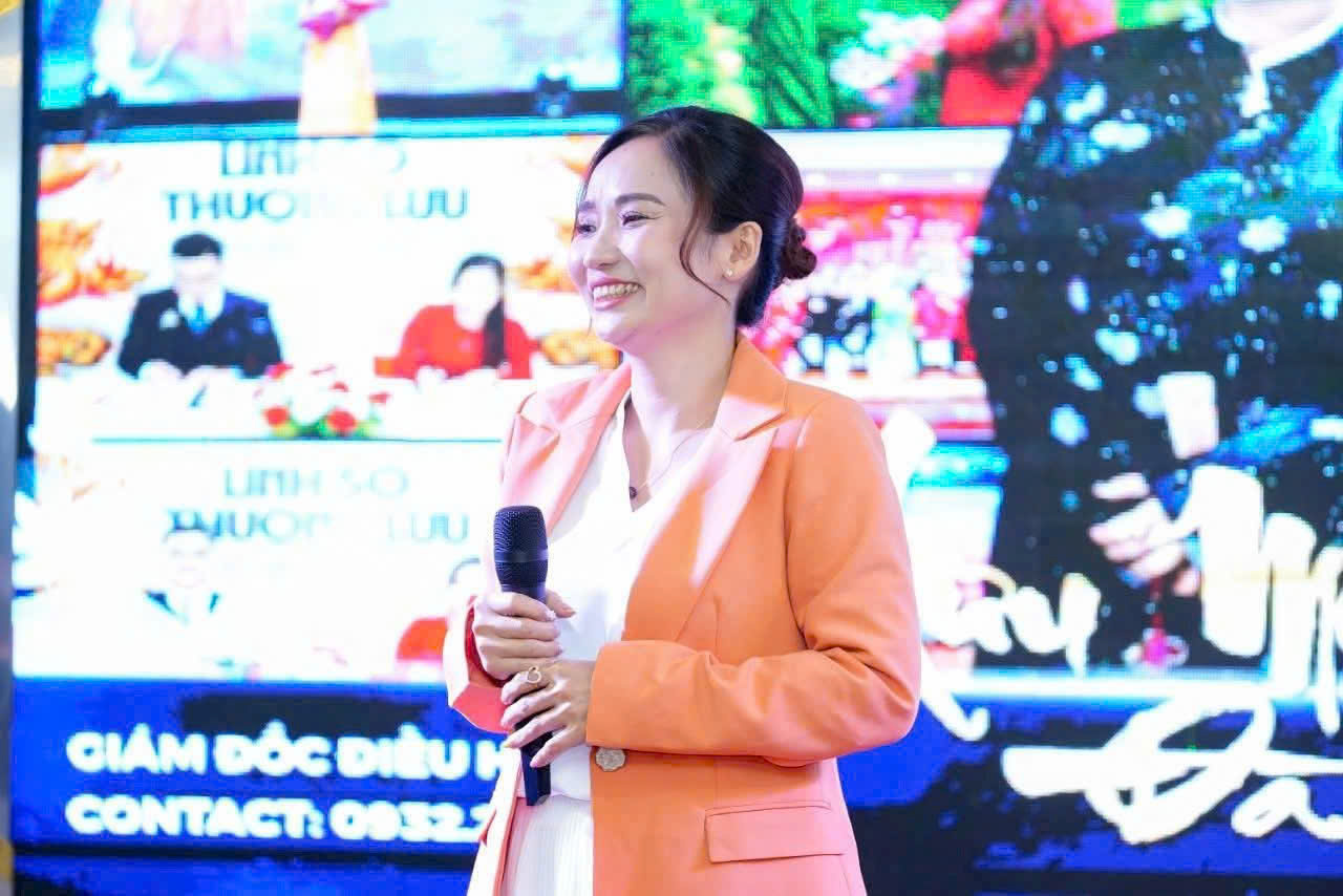 Lưu Mộng Đào chia sẻ trên sân khấu chương trình đào tạo.