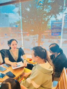 Trao đổi và hướng dẫn học viên theo nhóm nhỏ.