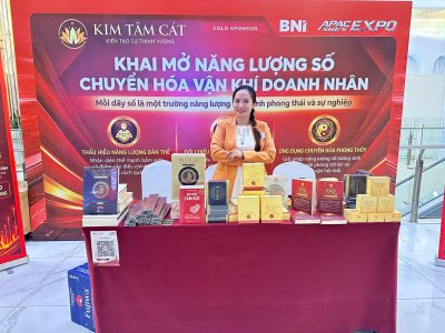 Lưu Mộng Đào tại gian hàng Kim Tâm Cát trong sự kiện BNI.