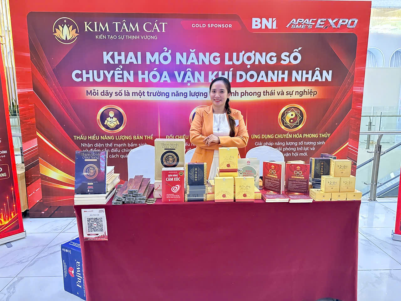 Lưu Mộng Đào tại gian hàng Kim Tâm Cát trong sự kiện BNI.