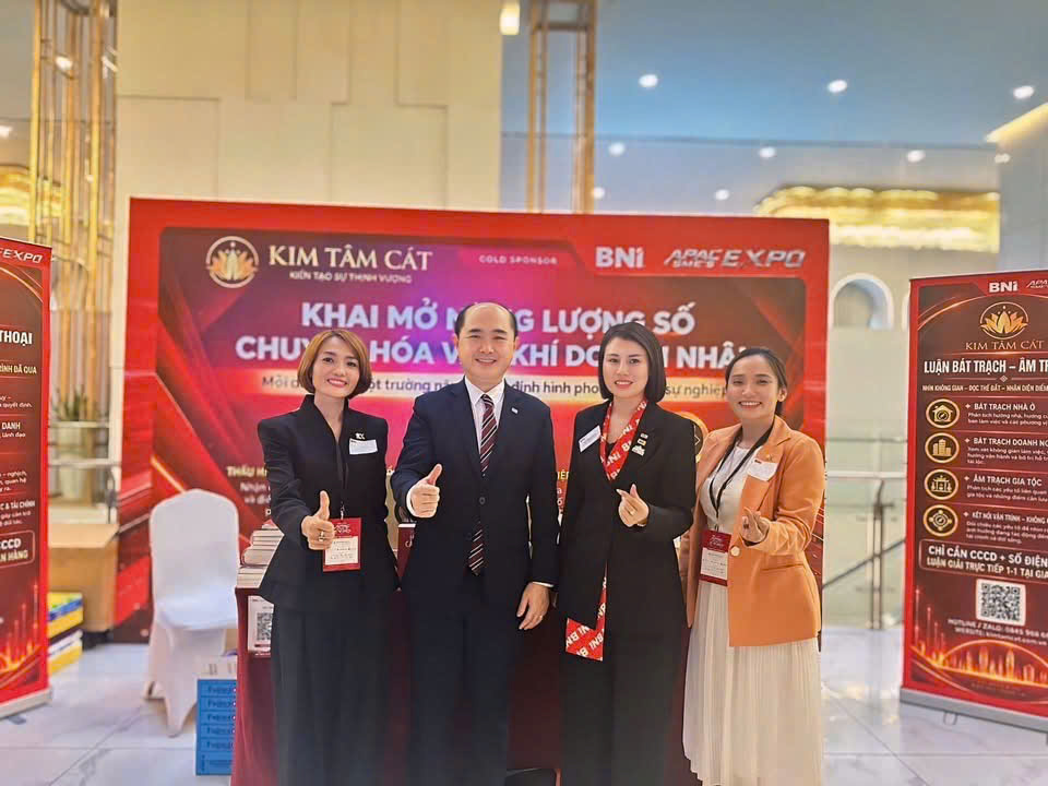 Đại diện và đội ngũ Kim Tâm Cát tại gian hàng BNI.
