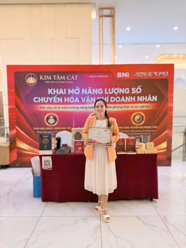 Đại diện Kim Tâm Cát cùng chứng nhận Gold Sponsor tại gian hàng BNI APAC SME Expo 2026